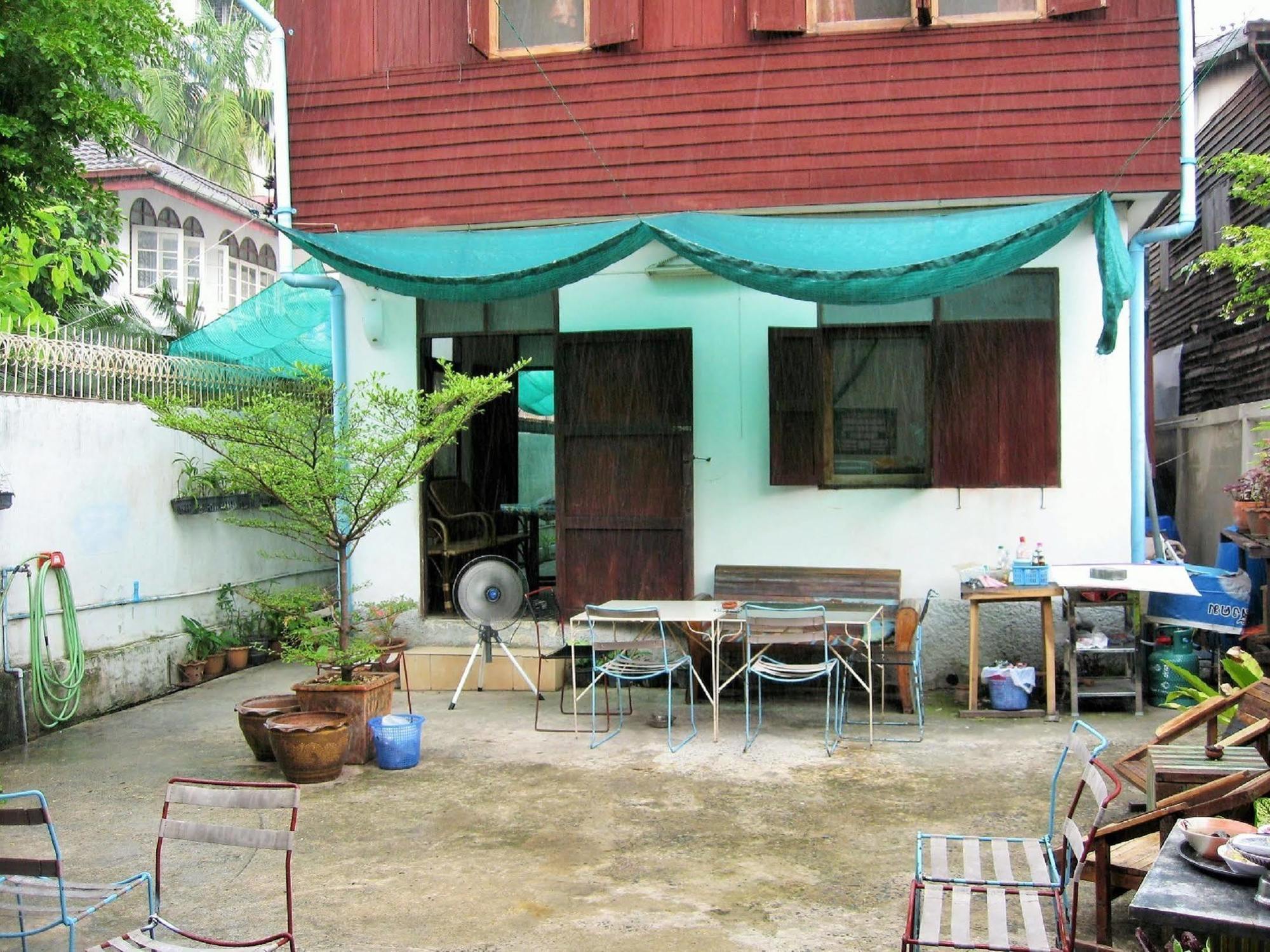Bluefin Guesthouse Банкок Екстериор снимка
